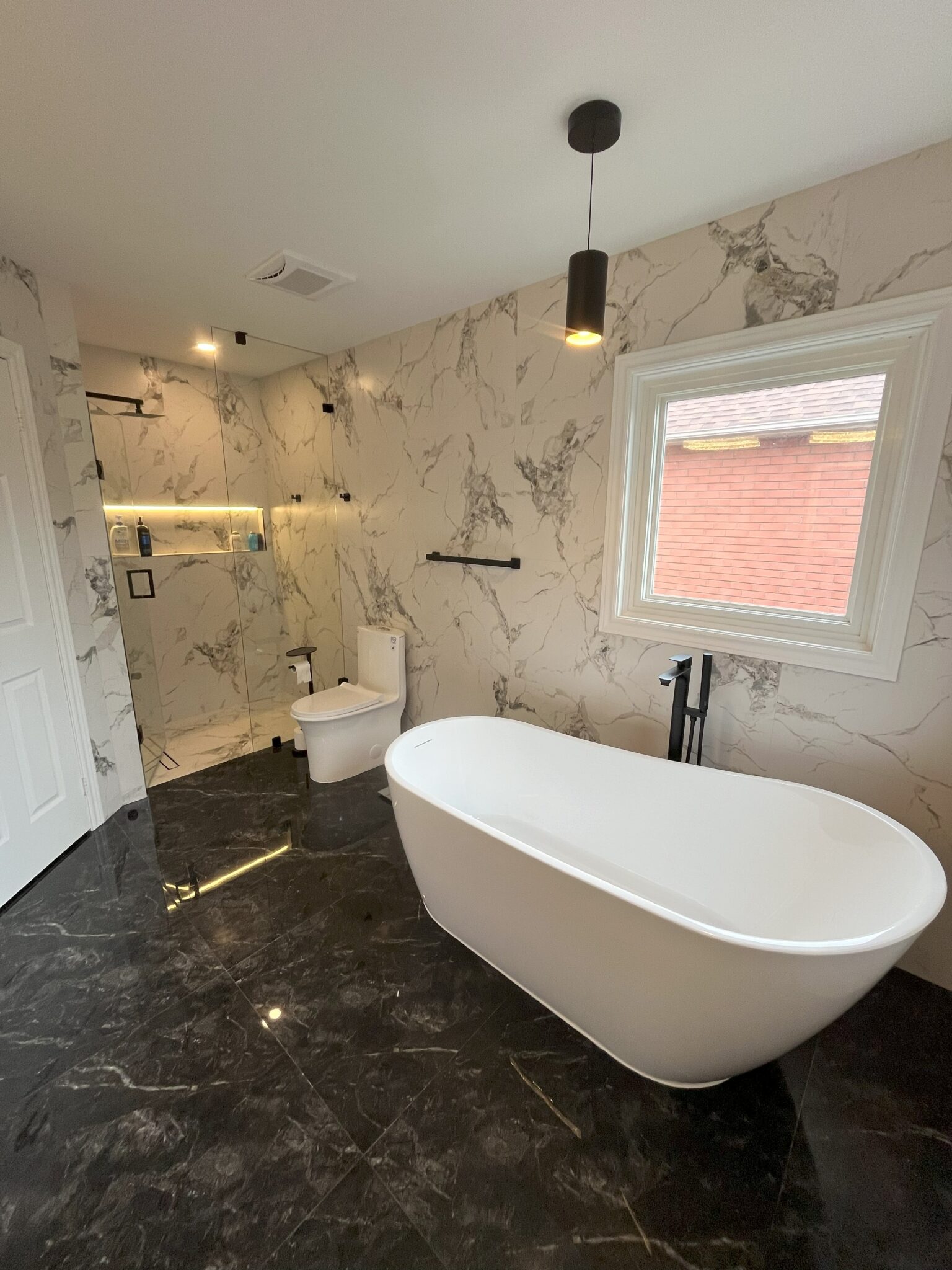 Modern Shower Reno Modern Bathroom with Black and White Marble-Effect Tile - Magic Reno