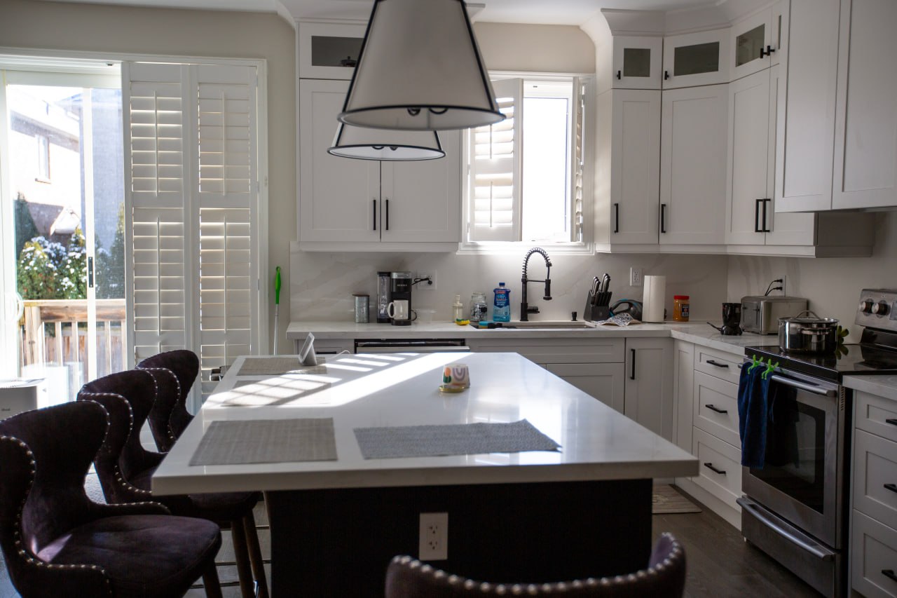 Magic Reno project – custom island with outlets Toronto kitchen