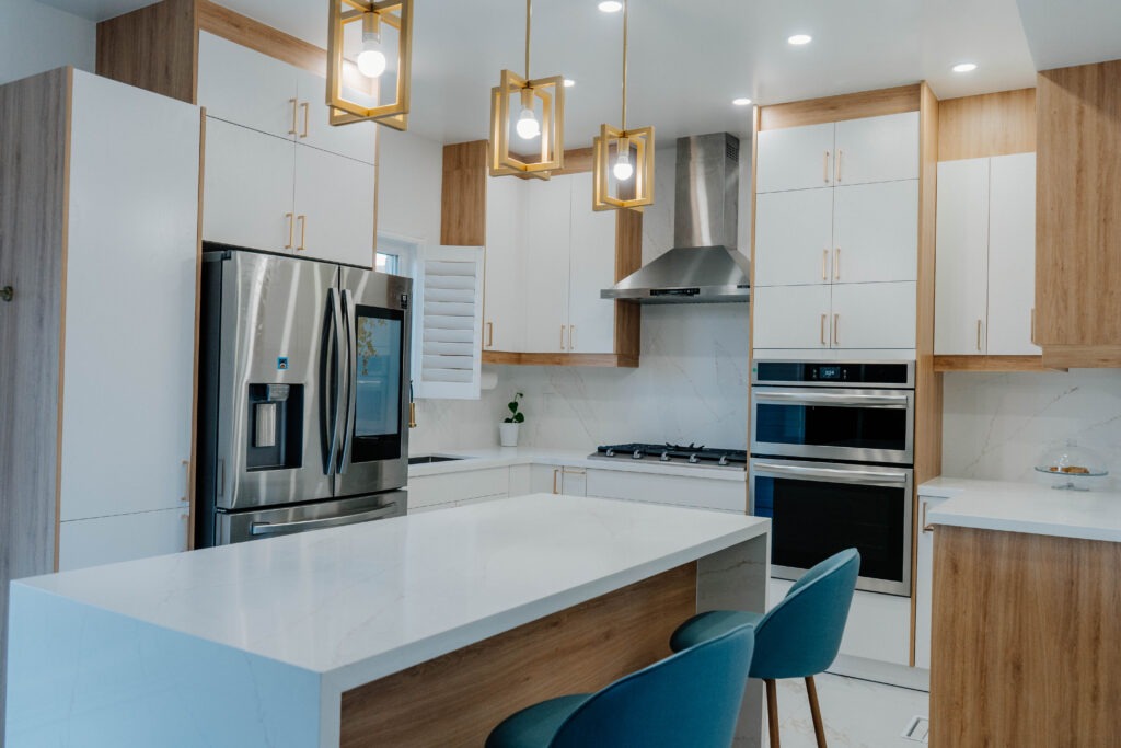 An inviting look at the completed Deluxe Style kitchen, balancing warm Rustic Oak elements with crisp Matte White cabinets and gold accents