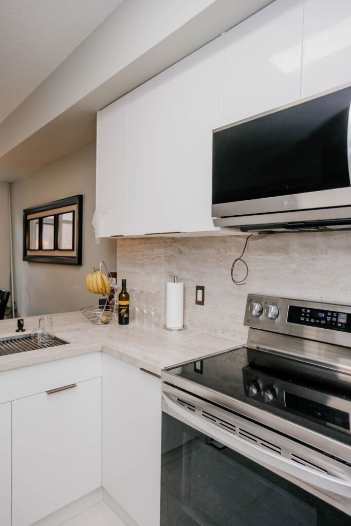 undermount kitchen sink with black faucet in quartz countertop